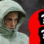 Alejandro Garnacho analisa antes da partida da Premier League entre o Manchester United e o Chelsea em Old Trafford em 2025 em Manchester, Inglaterra.