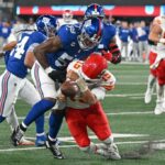 Patrick Mahomes se recupera de Bobby Okereke durante a segunda metade da derrota da semana 3 dos Giants para o Chiefs.