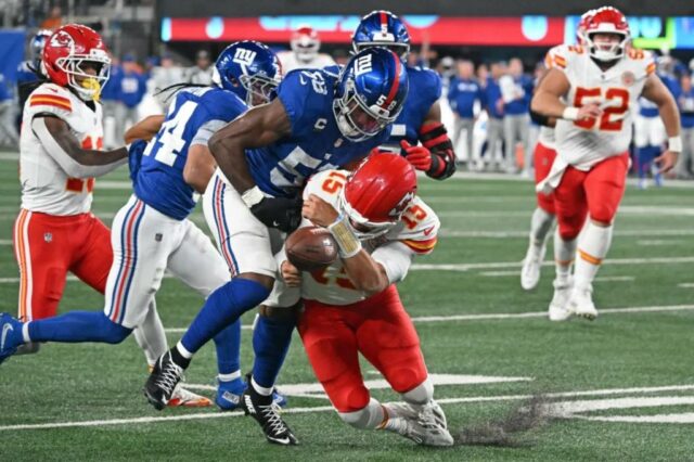 Patrick Mahomes se recupera de Bobby Okereke durante a segunda metade da derrota da semana 3 dos Giants para o Chiefs.