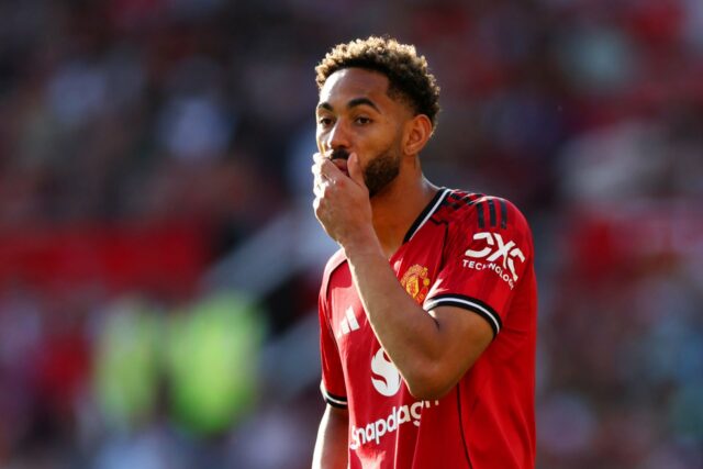 Matheus Cunha cruzando a bola para o Manchester United contra Burnley.