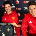O ex -astro da Royal Antuérpia Senne Lammens posa depois de assinar o Manchester United no Complexo de Treinamento de Carrington em 2025 em Manchester, Inglaterra.