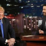 Esta foto fornecida pela ABC mostra o candidato presidencial republicano Donald Trump, à esquerda, com o apresentador Jimmy Kimmel, em