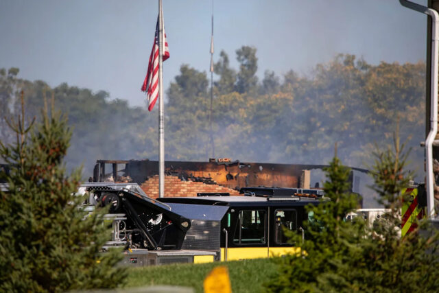 Os serviços de emergência respondem a um tiroteio e fogo na Igreja de Jesus Cristo dos santos dos Últimos Dias em 28 de setembro de 2025 em Grand Blanc, Michigan. A polícia disse que há várias vítimas e o atirador está baixo.