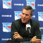 O técnico do New York Rangers, Mike Sullivan, durante uma conferência de imprensa.