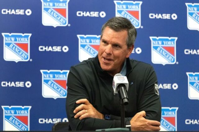 O técnico do New York Rangers, Mike Sullivan, durante uma conferência de imprensa.