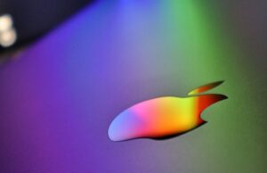 O registro implica a Apple de problemas trabalhistas em fornecedores chineses essenciais Foxconn espera vendas fortes | Logotipo da Apple refletindo luz colorida