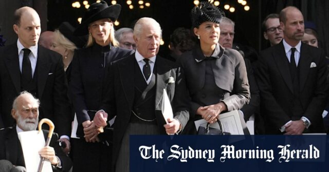 O rei Carlos III, com Sophie Winkleman, sai após o Serviço de Massa Requiem para a Duquesa de Kent, na Catedral de Westminster.