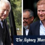 O rei Carlos III é visto chegando à Clarence House em Londres, Inglaterra.
