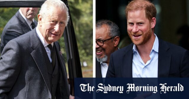 O rei Carlos III é visto chegando à Clarence House em Londres, Inglaterra.