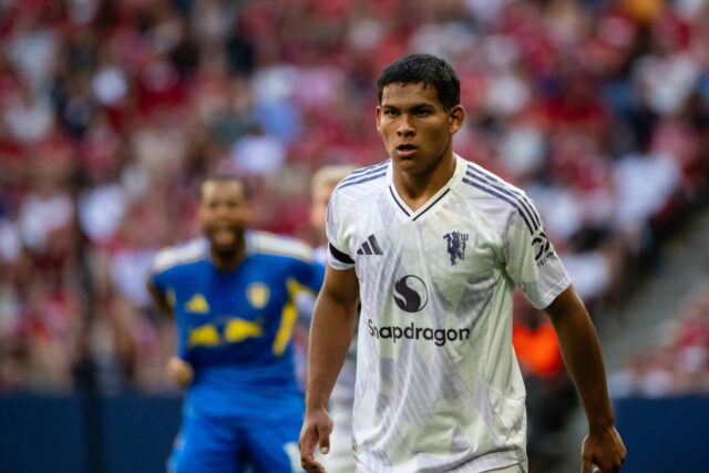 Diego Leon sorri jogando pelo Manchester United.