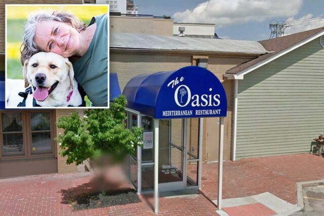 Sarah Van Vooren, professora de escola pública no condado de Fayette, Kentucky, é vista acima com seu cão de serviço, um labrador loiro chamado Mooney.