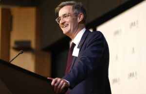 O secretário da Agricultura, Adam Fennessy, parte do papel após dois anos O secretário da Agricultura, Adam Fennessy, parte do papel após dois anos