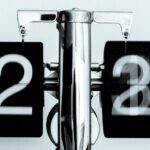 O seletor de tempo no iPhone Alarms tem um elemento bizarro de design oculto | Relógio analógico no estilo do aeroporto