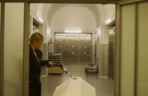 O sentimento e percepção do documrama finlandês estão em conformidade com uma dupla incomum de mãe e filha que investem seus dias limitados pela fatalidade O sentimento e percepção do documrama finlandês estão em conformidade com uma dupla incomum de mãe e filha que investem seus dias limitados pela fatalidade