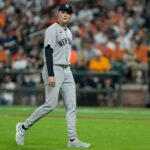 Um desanimado Will Warren vai para o abrigo depois de ser retirado do jogo no sexto turno da derrota por 4-2 dos Yankees para Orioles em 20 de setembro de 2025.