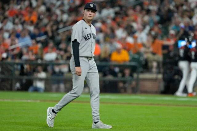 Um desanimado Will Warren vai para o abrigo depois de ser retirado do jogo no sexto turno da derrota por 4-2 dos Yankees para Orioles em 20 de setembro de 2025.