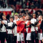 Jonny Evans, Tom Heaton, Harry Amass, do Manchester United, sai antes da partida entre o Manchester United e a Asean All Stars no Bukit Jalil National Stadium em 28 de maio de 2025