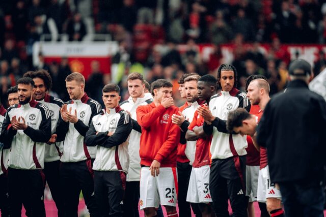Jonny Evans, Tom Heaton, Harry Amass, do Manchester United, sai antes da partida entre o Manchester United e a Asean All Stars no Bukit Jalil National Stadium em 28 de maio de 2025