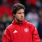 Sessão de treinamento do Manchester United com Senne Lammens mergulhando para salvar.
