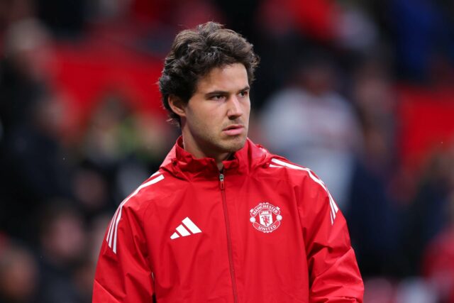 Sessão de treinamento do Manchester United com Senne Lammens mergulhando para salvar.