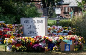 O tiroteio em Minneapolis foi impulsionado pelo ódio anticatólico que a mídia ignora Estátua da Sagrada Família com flores murchas.