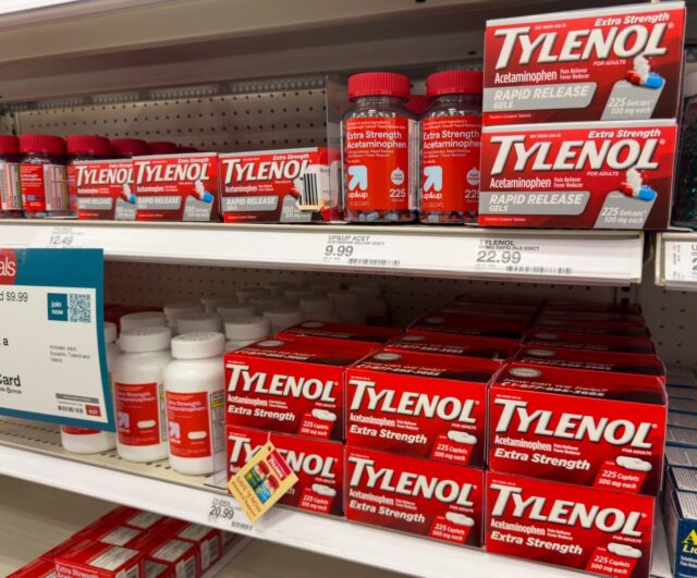 O tweet de 2017 de Tylenol relativa à maternidade ressurge depois que Trump comenta 

