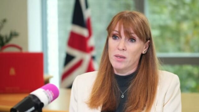 O vice -primeiro -ministro britânico renunciou de sua posição por causa do imposto 

