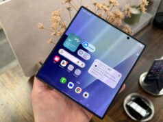 O Galaxy Z Fold mais amplo da Samsung parece ser a resposta ao iPhone dobrável Render a galáxia Z dobra 7 em azul contra um fundo branco.