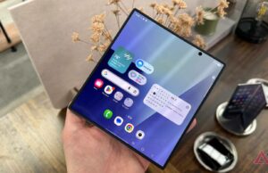 O Galaxy Z Fold mais amplo da Samsung parece ser a resposta ao iPhone dobrável Render a galáxia Z dobra 7 em azul contra um fundo branco.