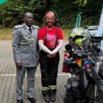 Oficial da Alfândega da Nigéria completa o passeio de moto de 35 dias para a Bélgica