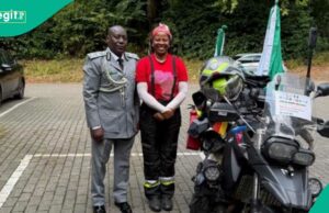 Oficial da Alfândega da Nigéria completa o passeio de moto de 35 dias para a Bélgica Oficial da Alfândega da Nigéria completa o passeio de moto de 35 dias para a Bélgica