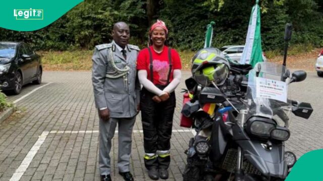 Oficial da Alfândega da Nigéria completa o passeio de moto de 35 dias para a Bélgica

