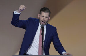 Oh, bom, o filho menos favorito de Trump é escrever um livro O empresário e o candidato presidencial republicano Donald Trump assina cópias de seu livro,