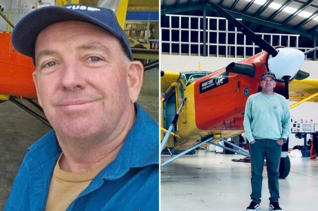 Paul Smith, um homem vestindo uma tampa e camisa azul, sorri para uma selfie na frente de um avião amarelo e laranja com seu motor exposto.