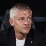 Ole Gunnar Solskjaer segurando uma conferência de imprensa como gerente de Besikta