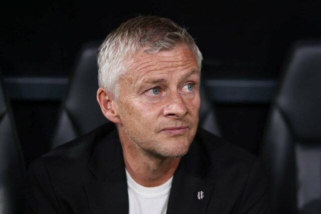 Ole Gunnar Solskjaer segurando uma conferência de imprensa como gerente de Besikta