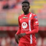 Omari Forson com a bola para Monza