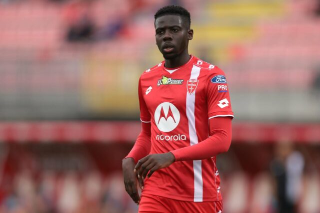 Omari Forson com a bola para Monza