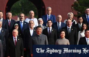 Onde Dan Andrews estará quando os tanques rolarem? O pessoal militar participa de um desfile militar para comemorar o 80º aniversário do fim da Segunda Guerra Mundial.