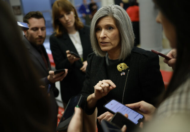 Oportunidades dos democratas de transformar o Senado de Iowa como Joni Ernst se esconde 

