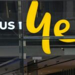 Uma placa de telefone Optus fica acima de sua loja em Sydney