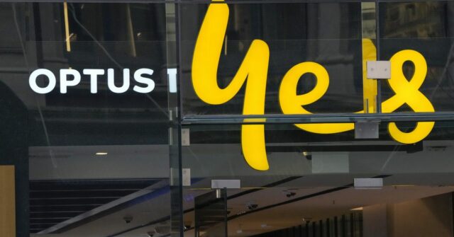 Uma placa de telefone Optus fica acima de sua loja em Sydney