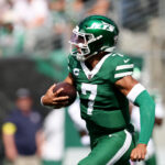 Os Jets apresentam Justin Area 'tocando em pé vs. Baker Mayfield, Buccaneers