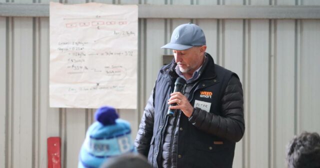 Os agricultores contam o custo da perda de grãos durante a colheita e aprendem a consertá -la

