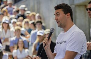 Os alunos traumatizaram depois de testemunhar o assassinato de Charlie Kirk Os alunos traumatizaram depois de testemunhar o assassinato de Charlie Kirk