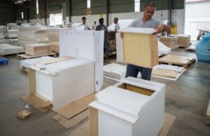 Os armários da área da cozinha podem obter rapidamente muito mais caros. Aqui está o porquê Os armários da área da cozinha podem obter rapidamente muito mais caros. Aqui está o porquê