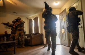 Os ataques de gelo afetam a saúde mental latina: ‘tem sido ininterrupto’ Arquivo - Os manifestantes mantêm sinais durante uma manifestação de imigração perto da prisão de Pinellas County em Clearwater, na Flórida, no sábado, 14 de junho de 2025. (Chris Urso/Tampa Bay Times via AP, arquivo)