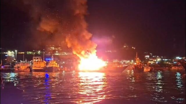 Os barcos turísticos pegaram fogo em Labuan Bajo, dois membros da tripulação experimentaram queimaduras 

