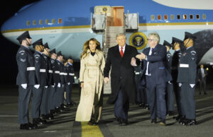 Os britânicos dizem Ativista do grupo de protestos que todos odeiam Elon colocou um pôster do presidente Donald Trump e Jeffrey Epstein, antes da visita do estado do presidente dos EUA, Donald Trump, em Windsor, Inglaterra, segunda -feira, 15 de setembro de 2025. (AP Photo/Kin Cheung)