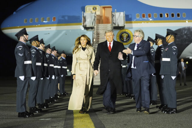 Ativista do grupo de protestos que todos odeiam Elon colocou um pôster do presidente Donald Trump e Jeffrey Epstein, antes da visita do estado do presidente dos EUA, Donald Trump, em Windsor, Inglaterra, segunda -feira, 15 de setembro de 2025. (AP Photo/Kin Cheung)